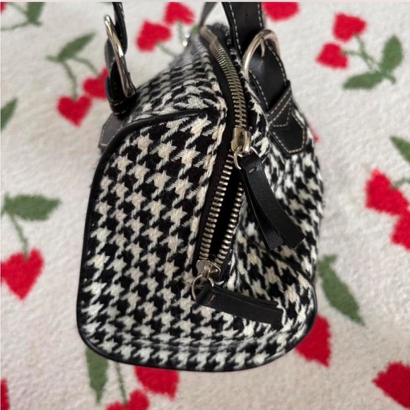 Elegant Black and White Houndstooth Shoulder Bag - Picture 3 of 5